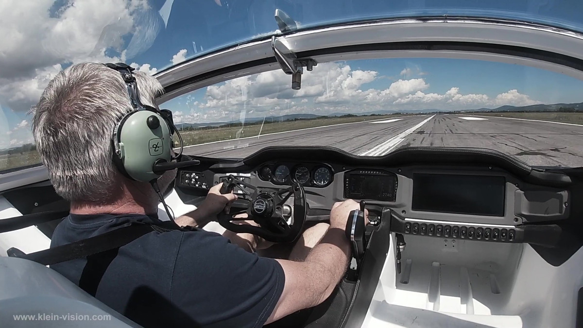 Các nhà phát triển AirCar Prototype 1 cho hay đã thiết kế phương tiện này để bất cứ người nào cũng có thể dễ dàng sử dụng mà không cần trải qua quá trình đào tạo chuyên môn như một phi công.