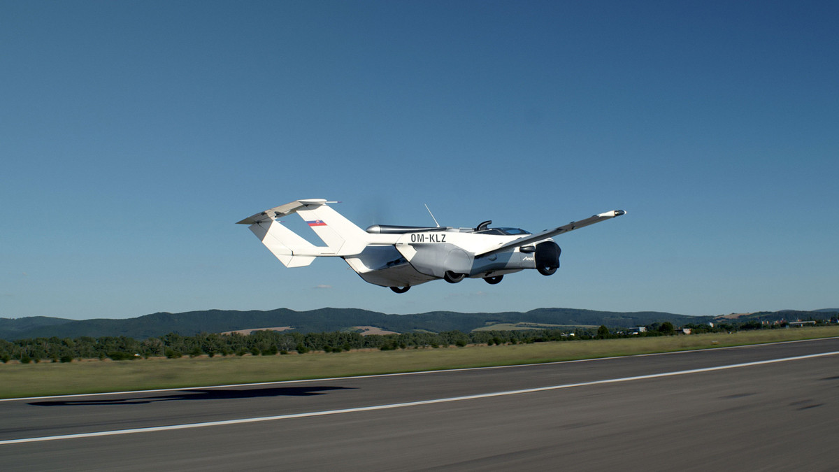 Kế đến, AirCar Prototype 1 di chuyển trên trường phố hướng về khu vực trung tâm Bratislava.