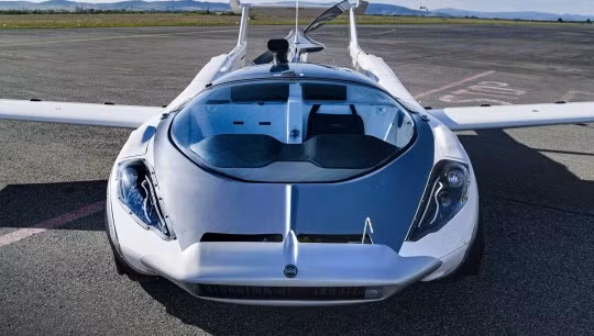 Sau khi hoàn thành các thử nghiệm, AirCar Prototype 1 thực hiện chuyến bay đầu tiên kéo dài 35 phút từ Nitra đến Bratislava. Đây được xem là một cột mốc quan trọng trong nghiên cứu và phát triển ô tô bay. Với thành công này, việc sản xuất phương tiện này ngày càng tiến gần hơn.
