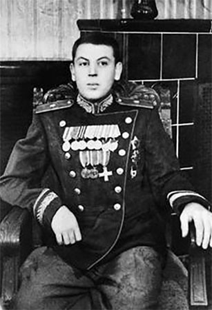 Sự việc này khiến Vasily tổn thương và mất đi chỗ dựa. Thêm nữa, người cha quyền lực suốt ngày bận rộn công việc khiến ông lớn lên trong sự thiếu thốn tình cảm.