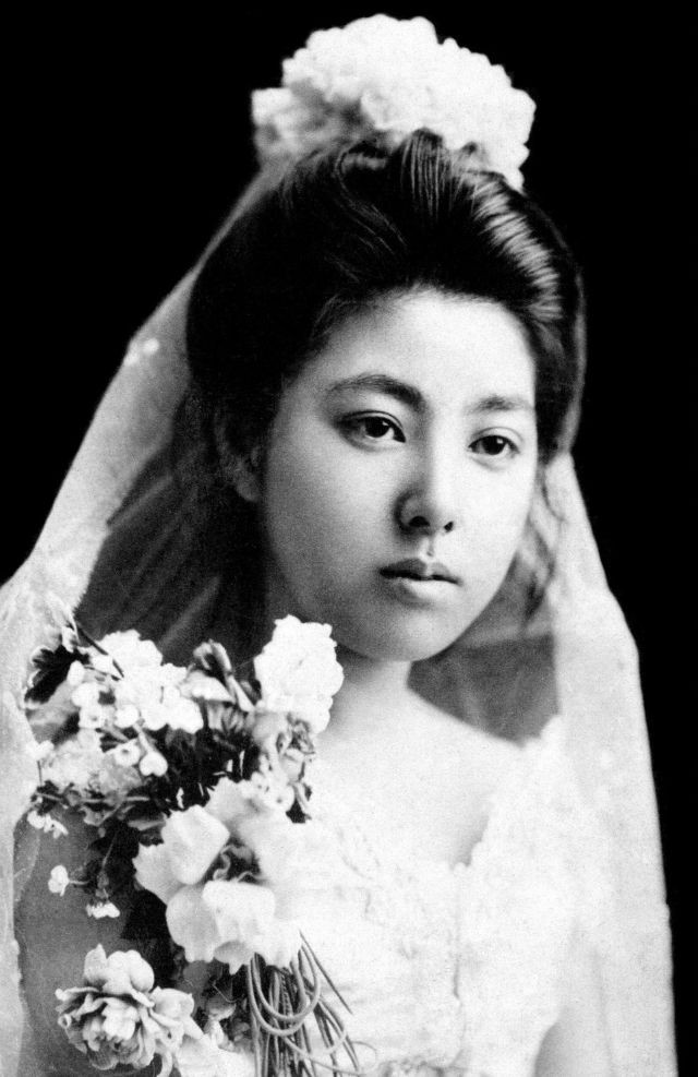 Maiko chụp ảnh duyên dáng bên những bông hoa.