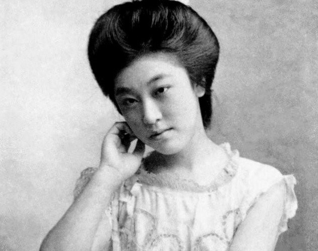 Chân dung một nàng maiko trẻ trung.