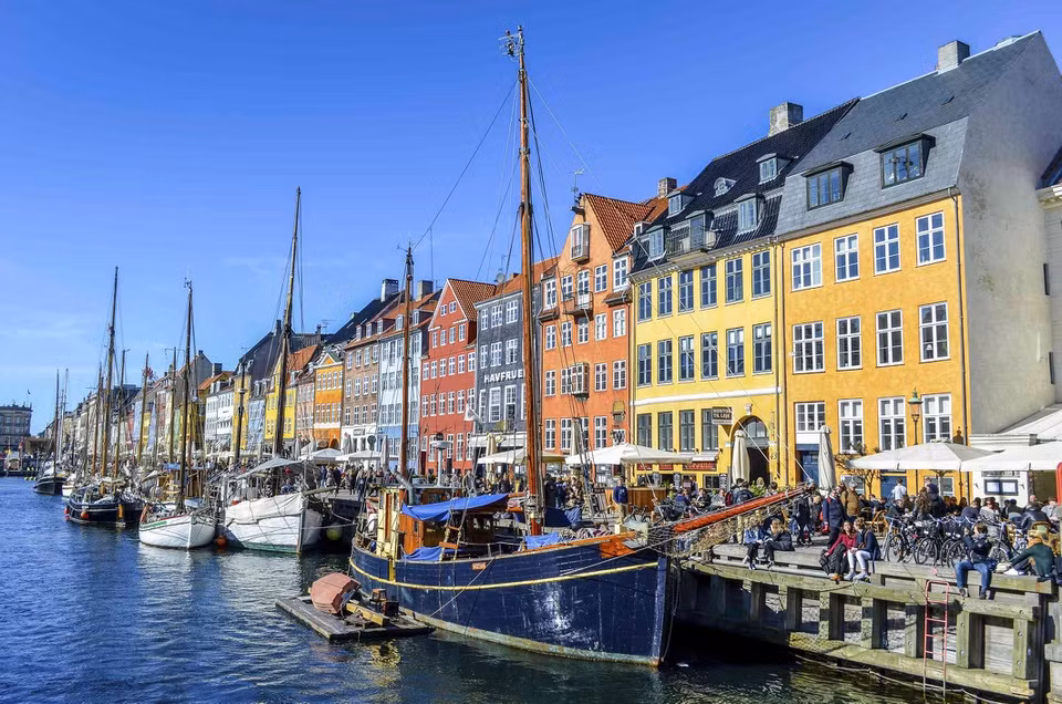 Đan Mạch không có bất kỳ ngọn núi nào. Độ cao trung bình của Đan Mạch chỉ nhỉnh hơn Hà Lan một chút (171 m so với mực nước biển). Điểm cao nhất đất nước là Møllehøj, nơi không được coi là núi mà chỉ gọi là đồi. Điều này xuất phát từ vị trí ven biển của Đan Mạch. Đất nước này thực chất là quần đảo bao gồm gần 450 hòn đảo. Không nơi nào trên quốc gia này cách biển quá nửa giờ lái xe. Ảnh: TripSavvy.