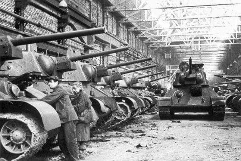 Nhờ vậy, xe tăng T-34 dễ được sản xuất hàng loạt với số lượng lớn và nhanh chóng thay thế những chiếc hư hại trong chiến đấu.