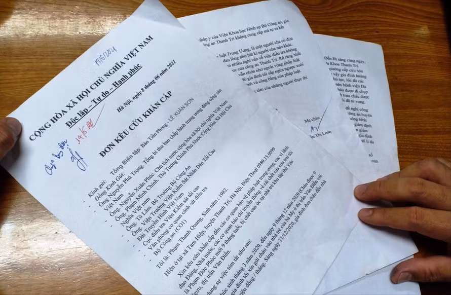 Chau be tu vong sau khi gui nha tre: Nua nam van chua co can cu khoi to vu an?