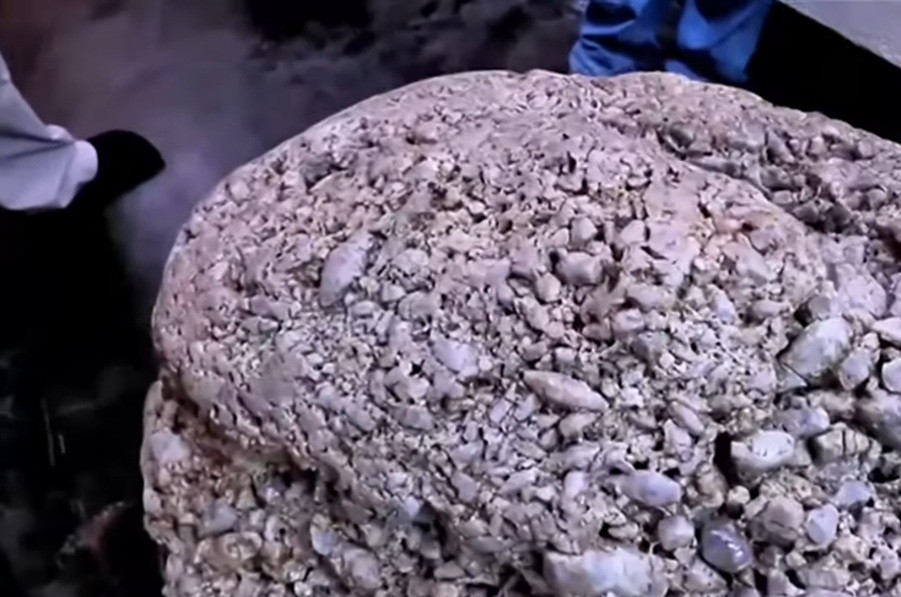 Cụ thể, những người thợ tìm thấy một tảng đá sapphire khủng khi đào giếng. Sau khi làm sạch bùn đất và các tạp chất, tảng đá sapphire màu xanh lam nhạt có trọng lượng khoảng 510 kg (tương đương 2,5 triệu carat).