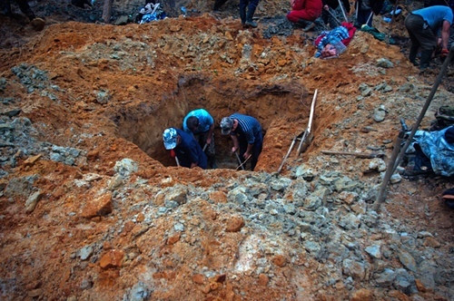 Nhờ tìm thấy kho báu này, gia đình trên trở nên giàu có chỉ sau 1 đêm. Sự việc này nhanh chóng được lan truyền rộng rãi. Vì vậy, nhiều dân làng cùng đổ xô đi đào xới sâu dưới lòng đất nhằm tìm được hổ phách.