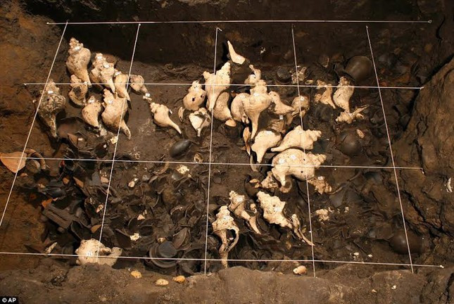 Trong số này có việc 4 tác phẩm điêu khác được tìm thấy trong đường hầm khắc họa hình ảnh của 3 phụ nữ và 1 đàn ông. Điều thú vị là phụ nữ mặc quần áo trong khi nam giới thì không.