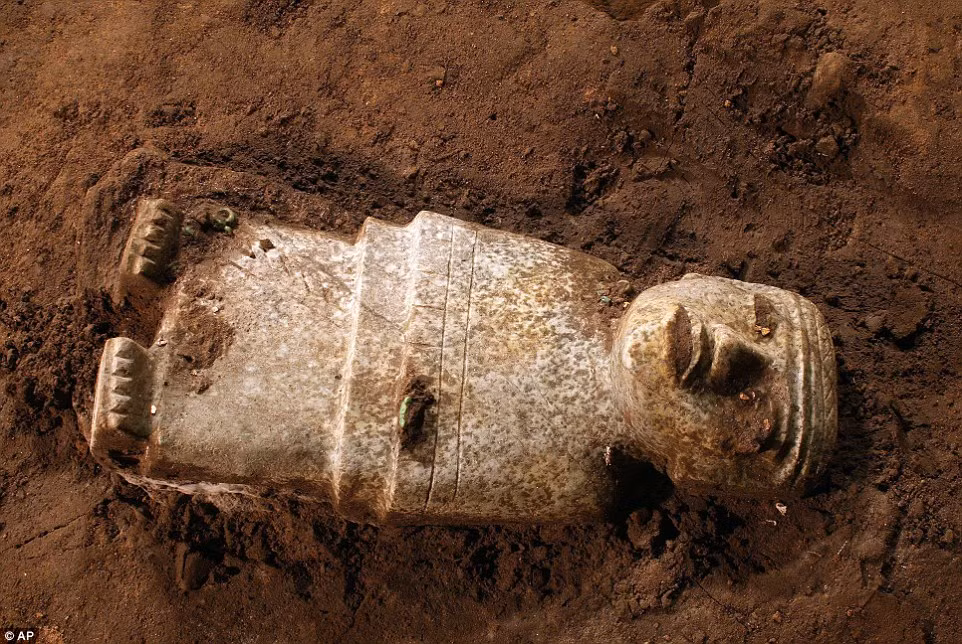 Vì vậy, các nhà khảo cổ cho rằng đường hầm này có thể dẫn tới khu mộ hoàng gia nên tích cực tìm kiếm khu vực lân cận trong những năm qua.