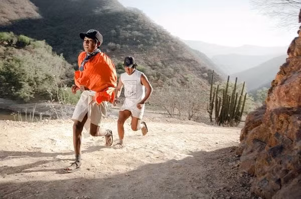 Ngay từ khi còn nhỏ, trẻ em bắt đầu rèn luyện sức khỏe bằng việc chạy bộ theo từng nhóm để hỗ trợ nhau khi cần thiết.