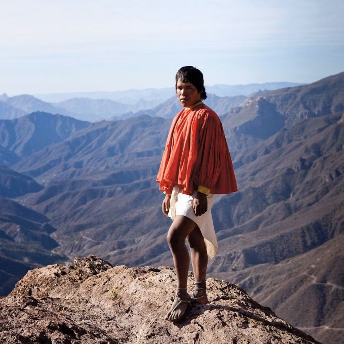 Những điều này xuất phát từ lối sống của người Tarahumara. Theo các chuyên gia, do sống trong khu vực hiểm đồi núi trở nên bộ lạc này thực hiện lối sống săn bắn và trồng trọt. Họ chủ yếu trồng ngô, đậu và một số loại rau củ.