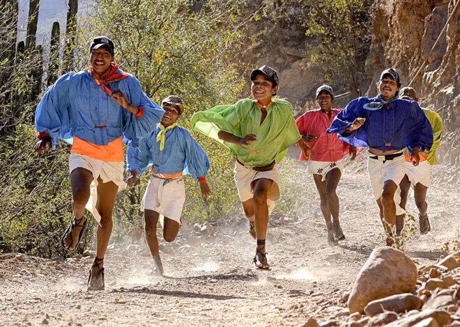 Bộ tộc Tarahumara sống ở khu vực những hẻm núi có địa hình khắc nghiệt trong suốt nhiều thế kỷ. Chính vì vậy, họ duy trì lối sống lành mạnh giúp cơ thể khỏe mạnh và dẻo dai.
