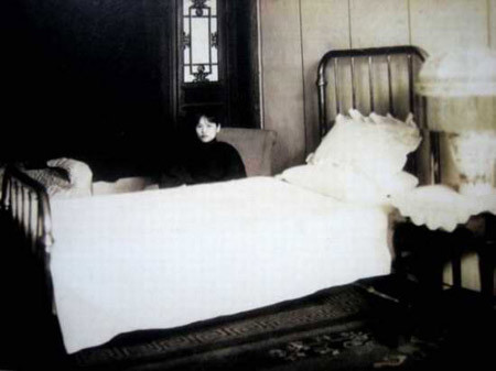 Lần thứ 2 Tống Khánh Linh khóc vì Tôn Trung Sơn là lúc bà quyết định bỏ nhà ra đi để sang Nhật Bản đoàn tụ với người yêu. Lúc này, bà bị bố giam lỏng trong nhà để phản đối mối tình lệch 27 tuổi. Thêm nữa, gia đình còn lên kế hoạch chuẩn bị hôn sự cho bà với người xứng đôi vừa lứa.