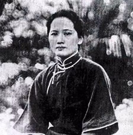 Là một phụ nữ thông minh, xinh đẹp, xuất thân trong gia đình quyền quý, Tống Khánh Linh gây chú ý với tính cách mạnh mẽ, cứng rắn. Một khi bà đã quyết định điều gì thì không ai có thể thay đổi.