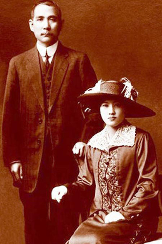 Thế nhưng, dù là một người phụ nữ, Tống Khánh Linh cũng khóc khi gặp phải tình huống éo le. Theo các nhà nghiên cứu, sau khi chào đời, bà chỉ khóc 4 lần. Trong số này, Tống Khánh Linh bật khóc 3 lần vì người đàn ông mà bà hết mực yêu thương. Người đó chính là Tôn Trung Sơn.