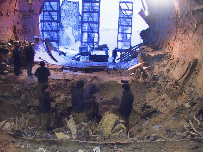 Gần 3 phút sau vụ nổ đầu tiên, ngọn lửa kích hoạt 5 đầu đạn ngư lôi vào trạng thái sẵn sàng chiến đấu. Vì vậy, vụ nổ thứ hai diễn ra tương đương 3 - 7 tấn TNT. Hậu quả là tàu ngầm Kursk chìm dần xuống biển.