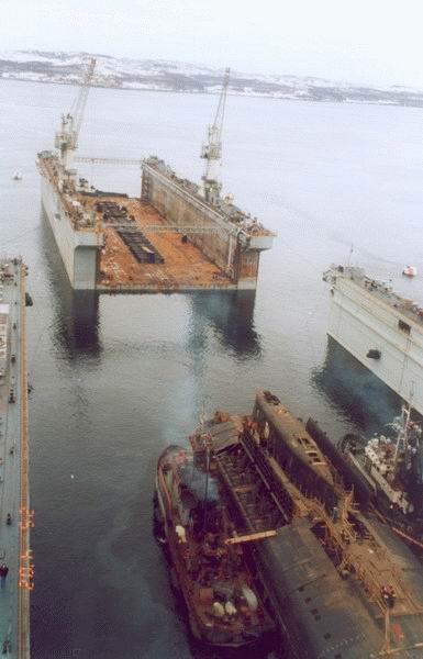 K-141 Kursk của Nga có chiều dài 154m, rộng 18,2m, lượng giãn nước 23.860 tấn và lặn sâu tối đa 500m. Thông thường, thủy thủ đoàn của tàu ngầm Kursk có 130 người. Thế nhưng, vào ngày 12/8/2000, tàu ngầm hạt nhân K-141 Kursk có 118 thành viên thủy thủ đoàn. Trong số này có 52 sĩ quan.