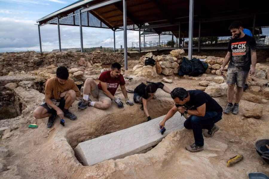 Với chiều dài khoảng 2m, quan tài được xác định có niên đại vào khoảng thế kỷ 6 - 7. Các chuyên gia không khỏi bất ngờ khi quan tài còn gần như nguyên vẹn.