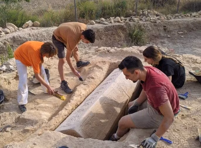 Trong cuộc khai quật tại nghĩa địa thời La Mã ở Los Villaricos, Mula, miền nam Tây Ban Nha, nhóm nhà khảo cổ thuộc Đại học Murcia có một phát hiện quan trọng. Đó là khai quật được một quan tài 1.500 tuổi.