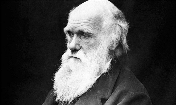 Nhà khoa học Charles Darwin được lịch sử ghi nhận là người đã phát hiện và chứng minh rằng mọi loài đều tiến hóa theo thời gian từ những tổ tiên chung qua quá trình chọn lọc tự nhiên.