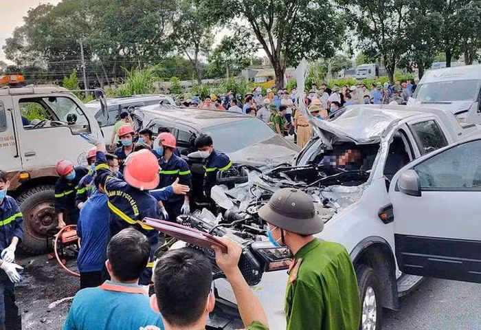 Video: Khoanh khac 9 xe oto tong nhau lien hoan khien 1 nguoi chet