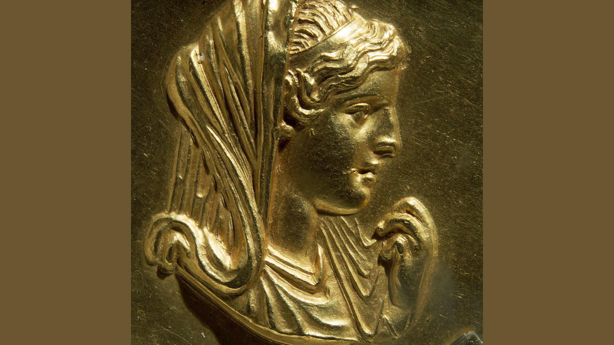 Kể từ khi kế thừa ngai vàng từ vua cha, Alexander đại đế dẫn binh chinh phục nhiều vùng đất rộng lớn và chưa từng thua một trận chiến nào. Do đó, ông trở thành người con mà Olympias vô cùng tự hào.