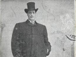 Trước sự thay đổi chiều cao cơ thể bất thường, ông Rainer đã đến bệnh viện kiểm tra. Theo đó, vào cuối những năm 1930, bác sĩ chẩn đoán ông mắc hội chứng to đầu chi hiếm gặp.