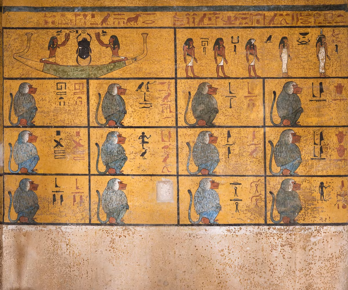 Các chuyên gia càng bất ngờ hơn khi tìm thấy nhiều cỗ xe ngựa, tượng động vật, bình thạch cao, rương kho báu, vàng... bên trong nơi yên nghỉ ngàn thu của Tutankhamun.