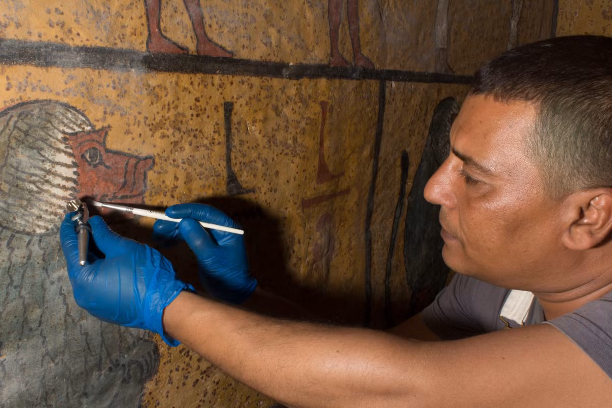 Tiếp đến, các chuyên gia trong nhóm khảo cổ choáng ngợp khi nhìn thấy 3 cỗ quan tài nằm xếp lớp với lớp trong cùng bằng vàng có chứa xác ướp của vua Tutankhamun.