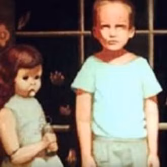 Sau khi nghe câu chuyện của con gái, người bố cho lắp camera cảm biến trong phòng để tìm hiểu xem chuyện gì đang diễn ra. Theo đó, khi kiểm tra camera, người chủ phát hiện bé trai bước ra khỏi bức tranh.