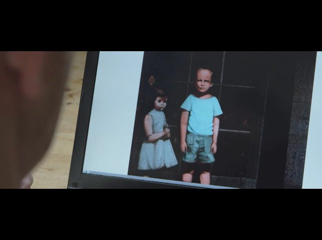 Vào năm 2000, bức tranh của Stoneham được nhiều người biết đến khi nó được rao bán trên eBay. Người bán tác phẩm hội họa này khiến nhiều người tò mò khi tiết lộ câu chuyện kỳ dị.