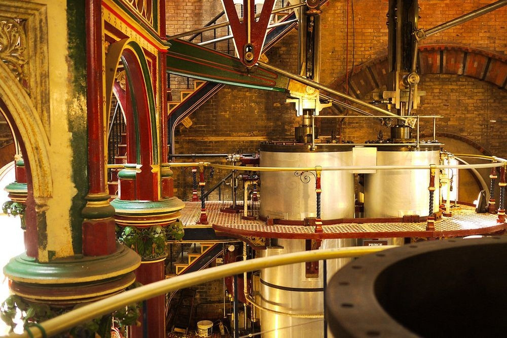 Tiếp đến, ông Bazalgette chỉ đạo xây dựng một số trạm bơm để kéo nước thải chảy theo dòng.