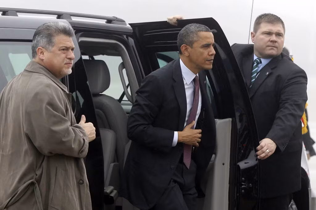 Trong số gần 500 nhân viên, 9 trợ lý của ông Barack Obama hưởng mức lương cao nhất là 176.461 USD/năm. Đặc biệt, một trợ lý của ông Obama là cố vấn Susan Davies không nhận lương. Vệ sỹ thân cận nhất của ông Obama là Brian Mosteller nhận mức lương là 60.000 USD/năm.