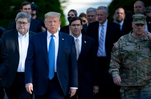 Đặc biệt, Tổng thống Trump, vợ chồng con gái lớn Ivanka và Jared Kushner được liệt kê trong danh sách bảng lương với mức lương 0 USD. Điều này thể hiện cam kết của gia đình ông Trump từng tuyên bố với công chúng rằng sẽ không nhận khoản tiền lương nào từ chính quyền.