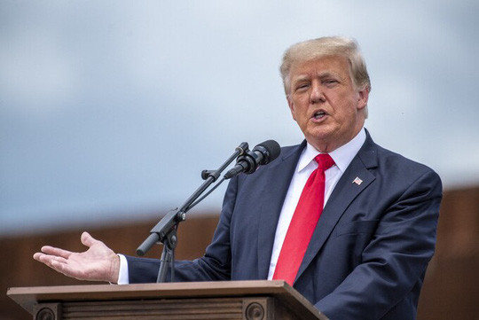 Cụ thể, vào tháng 7/2017, Nhà Trắng công khai bản kê khai lương của gần 400 nhân viên làm việc cho cựu Tổng thống Donald Trump.