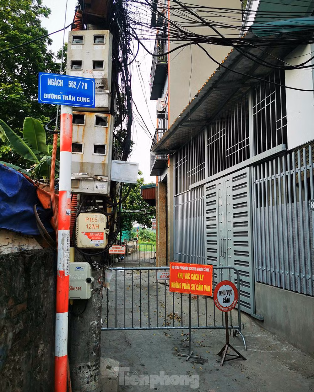 Đồng thời, địa phương đã liên hệ và chuyển các trường hợp F1 tới khu cách ly tập trung Tứ Hiệp, Hoàng Mai. TTYT quận đã thông báo cho các quận có trường hợp F1 liên quan, tiếp tục điều tra F2 để ra các quyết định các ly theo đúng quy định.