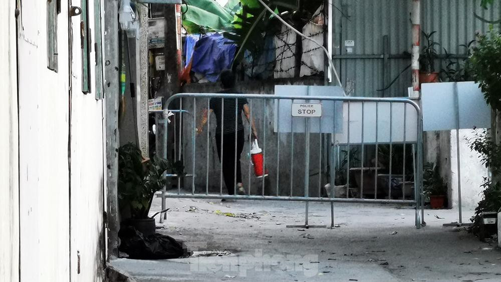 Hiện tại, địa phương đã phong tỏa 3 tòa nhà xung quanh, hướng dẫn các hộ gia đình trong khu phong tỏa thực hiện đúng quy định về cách ly và phòng chống dịch.