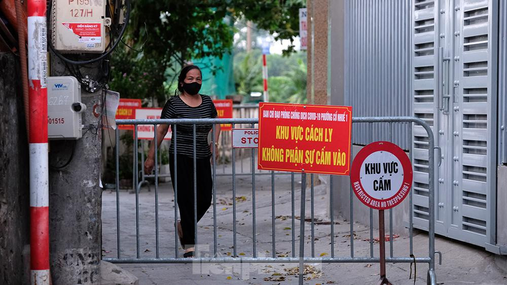 UBND phường Cổ Nhuế 1 đã quyết định tạm thời phong tỏa 3 tòa nhà xung quanh nơi ở của ca nhiễm. Đồng thời, cơ quan chức năng cũng hướng dẫn các hộ gia đình trong khu phong tỏa thực hiện đúng quy định về cách ly và phòng chống dịch.