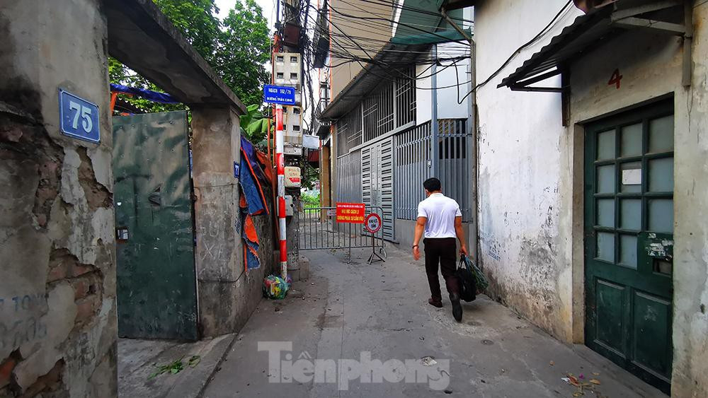 Trung tâm y tế quận Bắc Từ Liêm cho hay, đơn vị đã phun khử khuẩn khu vực.