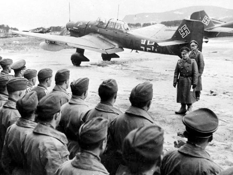 Khi ấy, "cánh tay phải" của Hitler là Thống chế lực lượng SS ủng hộ kế hoạch đó. Vì vậy, Himmler cùng một số quan chức trong chính quyền và Không quân Đức thuyết phục nhà độc tài Hitler. Theo đó, trùm phát xít phê duyệt thực hiện dự án Selbstopfer (có nghĩa là “tự hy sinh”).