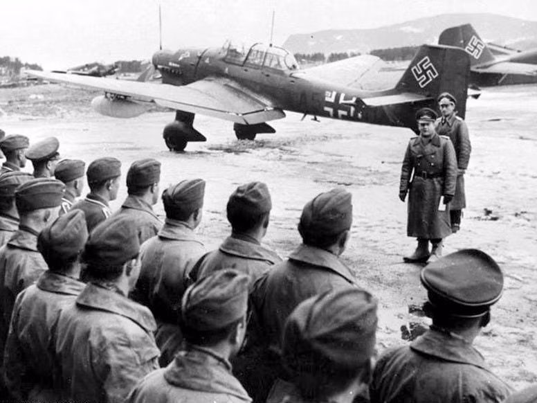 Khi ấy, "cánh tay phải" của Hitler là Thống chế lực lượng SS ủng hộ kế hoạch đó. Vì vậy, Himmler cùng một số quan chức trong chính quyền và Không quân Đức thuyết phục nhà độc tài Hitler. Theo đó, trùm phát xít phê duyệt thực hiện dự án Selbstopfer (có nghĩa là “tự hy sinh”).