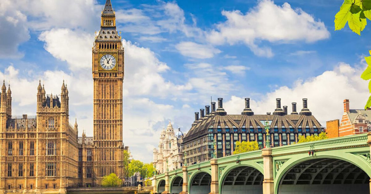 Nằm ở thủ đô London, Anh, tháp đồng hồ Big Ben là một trong những địa điểm du lịch hút khách nhất thế giới. Mỗi năm, hàng triệu du khách ghé thăm và chiêm ngưỡng công trình nổi tiếng này.