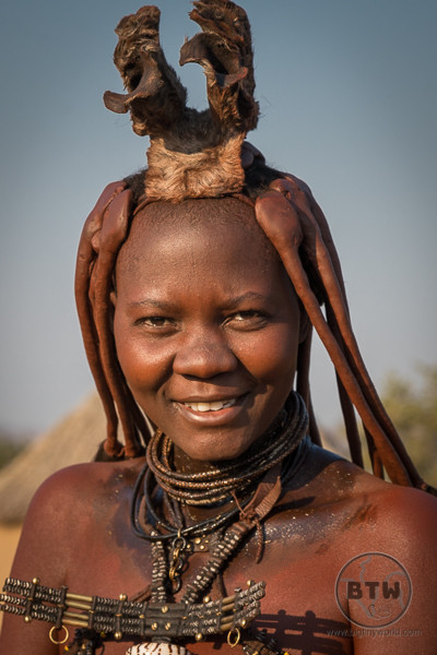 Để làm điều đó, người Himba cành cây một dược (Commiphora) trong bát đựng than nóng tới khi khói toả ra nghi ngút.
