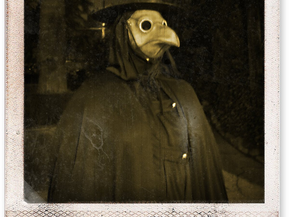 Thêm nữa, bác sĩ đội mũ rộng vành, mặt nạ có kính, đeo bao tay và mặc áo choàng dài màu đen. Thậm chí, nhiều người còn bôi thêm dầu và sáp lên cơ thể để phòng ngừa lây nhiễm bệnh tật.