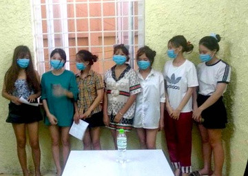 7 co gai phe ma tuy trong phong VIP quan karaoke