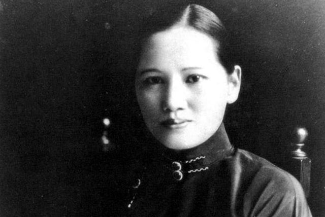 Khác với Tống Ái Linh, Tống Khánh Linh là phụ nữ thông minh, xinh đẹp và yêu nước. Bà một lòng một dạ trung thành với tổ quốc. Vì vậy, bà chọn bạn đời là người có chí hướng lớn vì dân vì nước. Do đó, sau khi gặp Tôn Trung Sơn, bà biết được rằng đó chính là một nửa mà bà đang tìm kiếm.