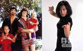 Ba mẹ con Lý Hương Ngưng sinh sống tại Mỹ sau khi mất đi chỗ dựa từ người bố Lý Tiểu Long. Thay vì đam mê võ thuật giống anh trai, con gái duy nhất của Lý Tiểu Long thích ca hát và hùng biện.