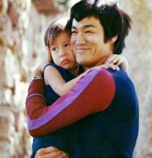 Trái với cuộc đời Lý Quốc Hào, người em gái Lý Hương Ngưng (Shannon Emery Lee) có cuộc sống hạnh phúc viên mãn. Sinh năm 1969, Lý Hương Ngưng cũng trải qua nhiều "sóng gió" khi cha đột ngột qua đời.