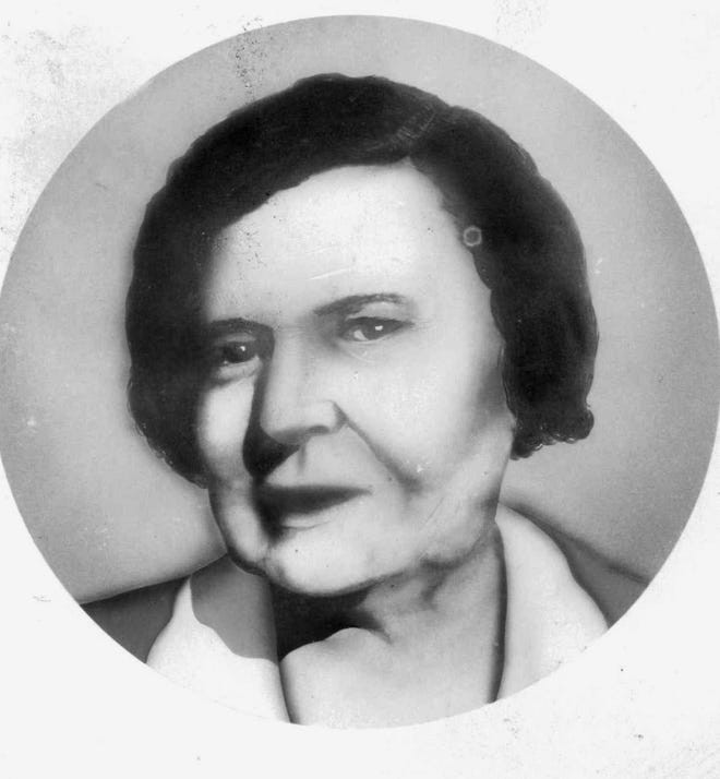 Sinh tại Ash Grove, tiểu bang Missouri năm 1873, "bà trùm" Kate Barker lớn lên trong gia đình bình thường với cha mẹ người Scotland gốc Ireland. Vào năm 1892, ả kết hôn với George E. Barker. Vợ chồng Barker có với nhau 4 con trai gồm: Herman, Lloyd, Arthur và Fred.