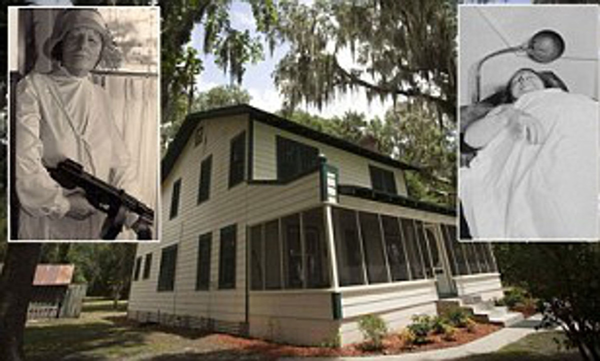 Bằng các nghiệp vụ điều tra, cảnh sát phát hiện các thành viên băng đảng đang lẩn trốn ở Ocklawaha, bang Florida. Vì vậy, vào ngày 16/1/1935, lực lượng chức năng tổ chức chiến dịch bắt giữ "bà trùm" Kate Baker và đồng bọn.